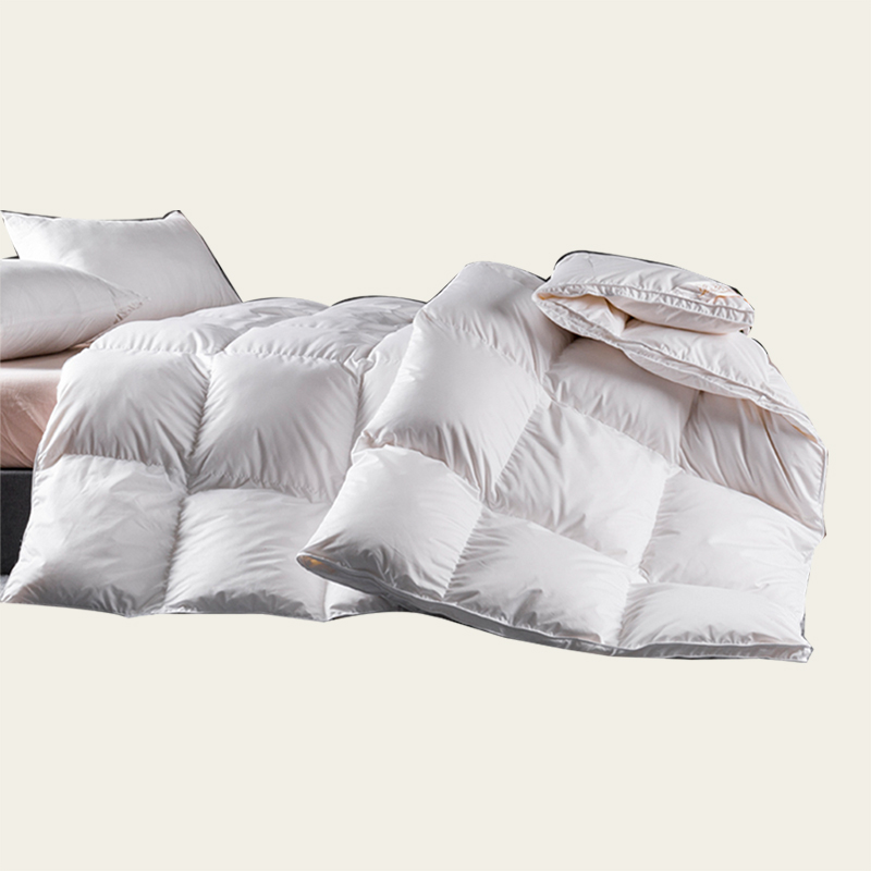 Weiße Gänsefeder Quilt